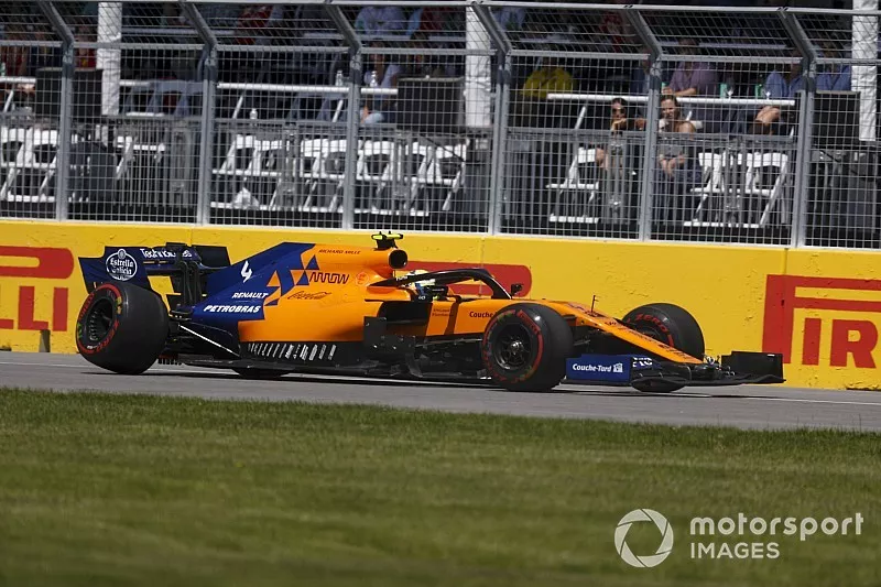 Lando Norris, McLaren MCL34, parks up with damage