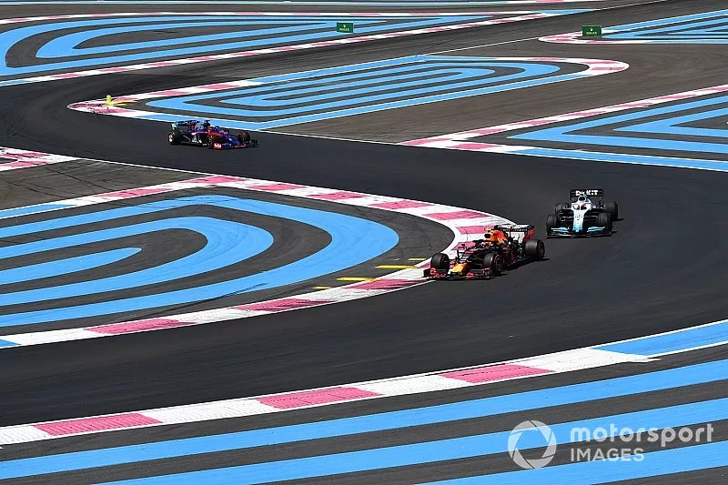 Pierre Gasly, Red Bull Racing RB15, lidera Robert Kubica, Williams FW42, y Daniil Kvyat, Toro Rosso STR14
