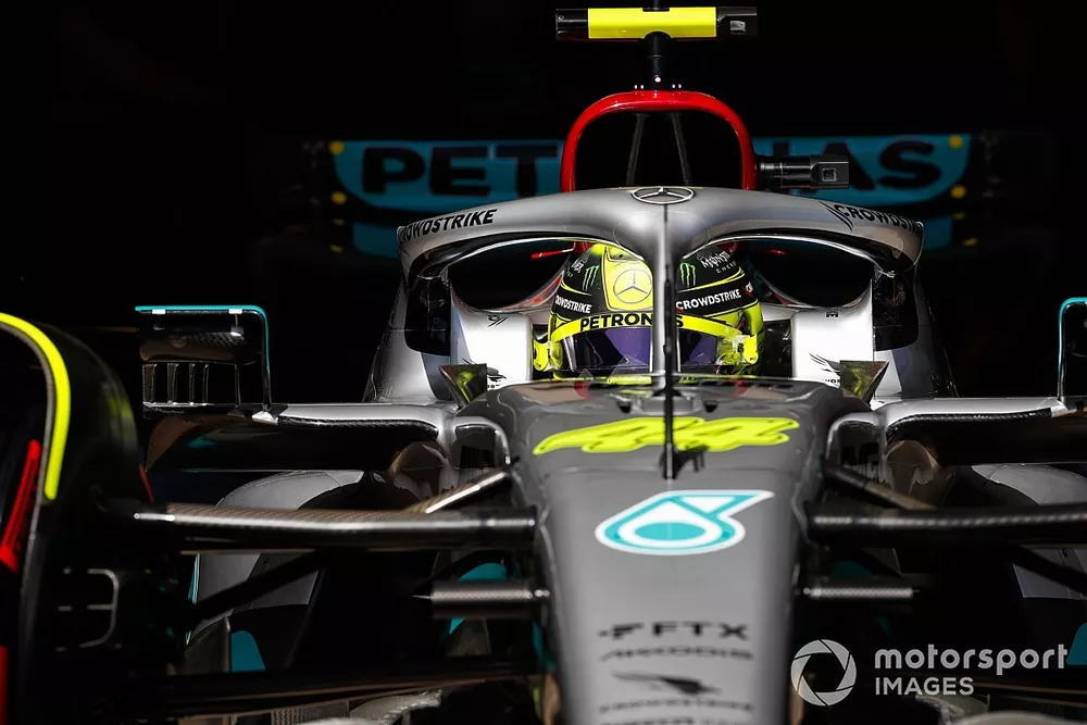 Lewis Hamilton, Mercedes W13, leaves the garage