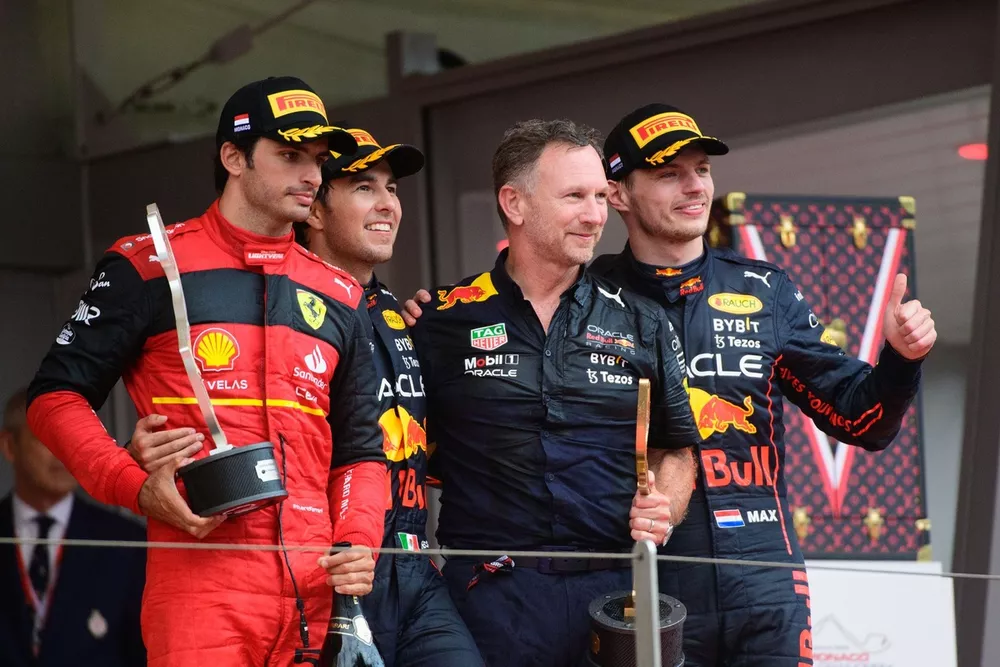 P&oacute;dio: Vencedor da corrida, Sergio Perez, Red Bull Racing, segundo lugar, Carlos Sainz, Ferrari, Christian Horner, chefe de equipe, Red Bull Racing, terceiro lugar, Max Verstappen, Red Bull Racing