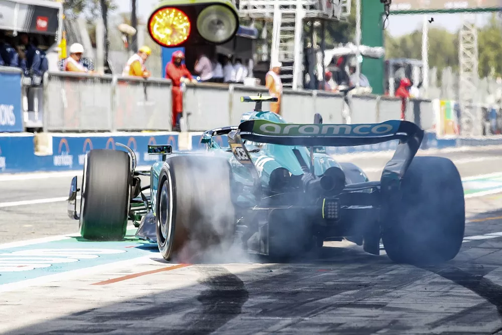 Fernando Alonso, Aston Martin AMR23, leaves his pit box