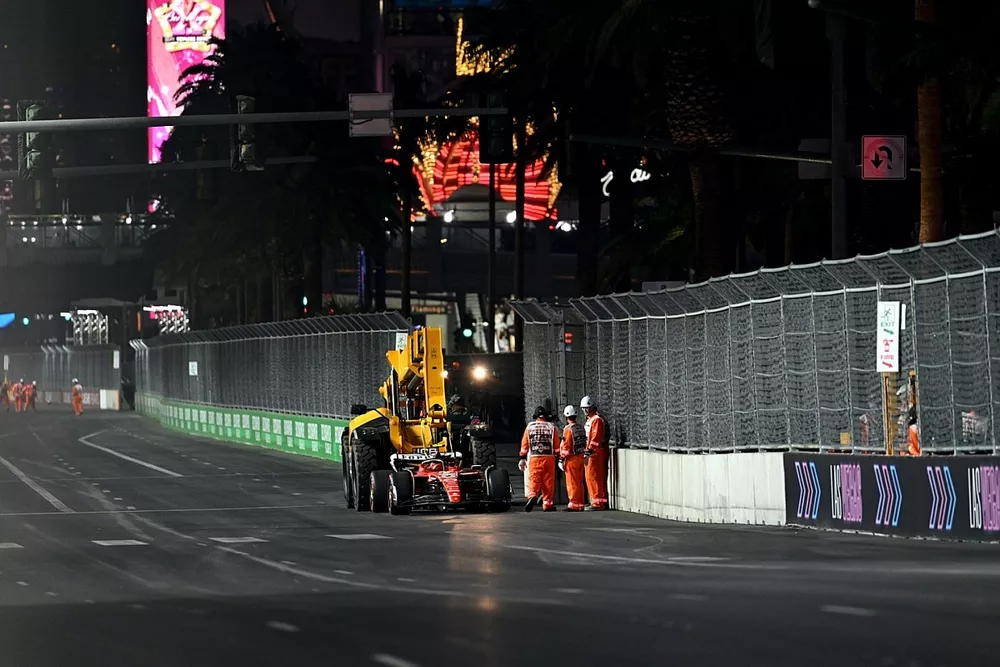 Los oficiales de pista retiran el coche de Carlos Sainz, Ferrari SF-23, del circuito