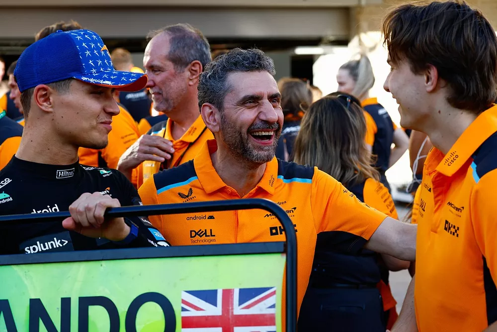 Andrea Stella, Director McLaren, Lando Norris, McLaren, 3&ordf; posici&oacute;n, Oscar Piastri, McLaren, el equipo McLaren celebra despu&eacute;s de la carrera.