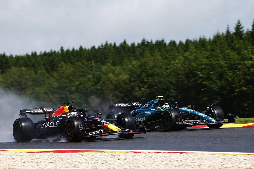 Fernando Alonso, Aston Martin AMR23, junto a Max Verstappen, Red Bull Racing RB19