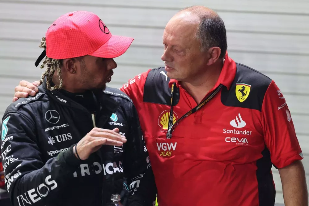Lewis Hamilton, Mercedes-AMG, 3&ordf; posici&oacute;n, Frederic Vasseur, director del equipo y director general de la Scuderia Ferrari, hablan despu&eacute;s de la carrera.