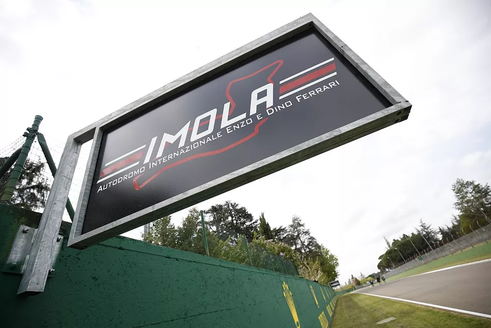 Panneau publicitaire du circuit