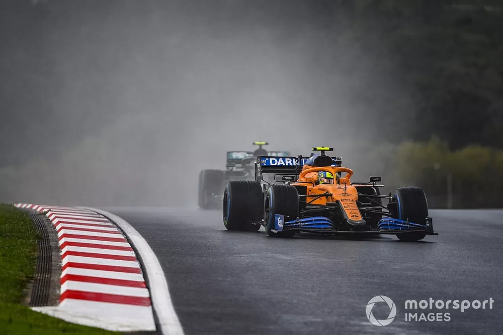 Lando Norris, McLaren MCL35, Valtteri Bottas, Mercedes F1 W11