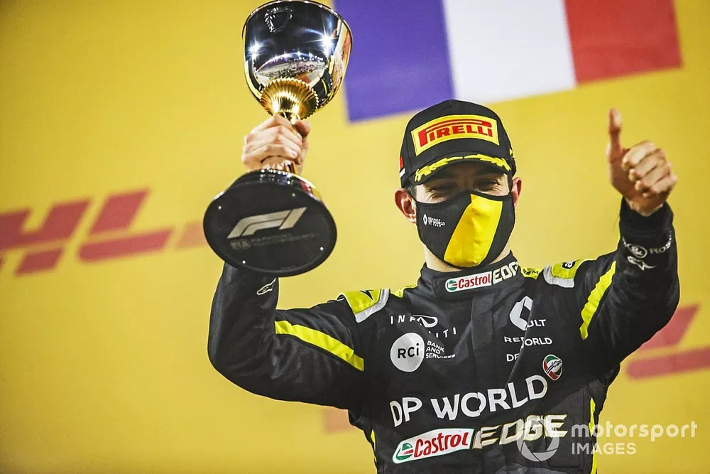 Esteban Ocon, Renault F1, 2&ordf; posici&oacute;n, con su trofeo