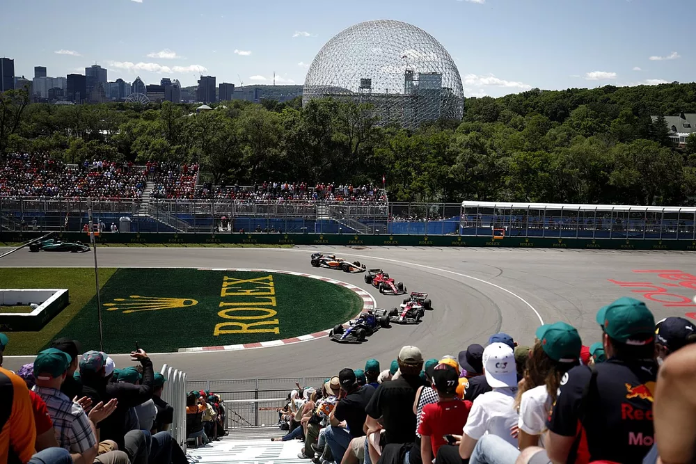 Alex Albon, Williams FW44, Zhou Guanyu, Alfa Romeo C42, Charles Leclerc, Ferrari F1-75