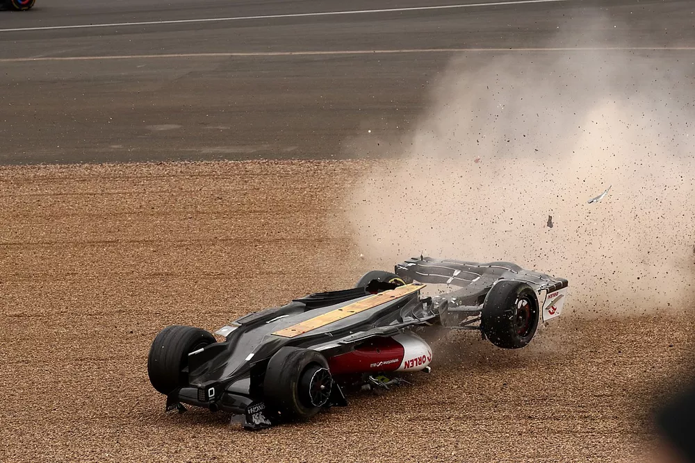 Zhou Guanyu, Alfa Romeo C42 crashes at start of race