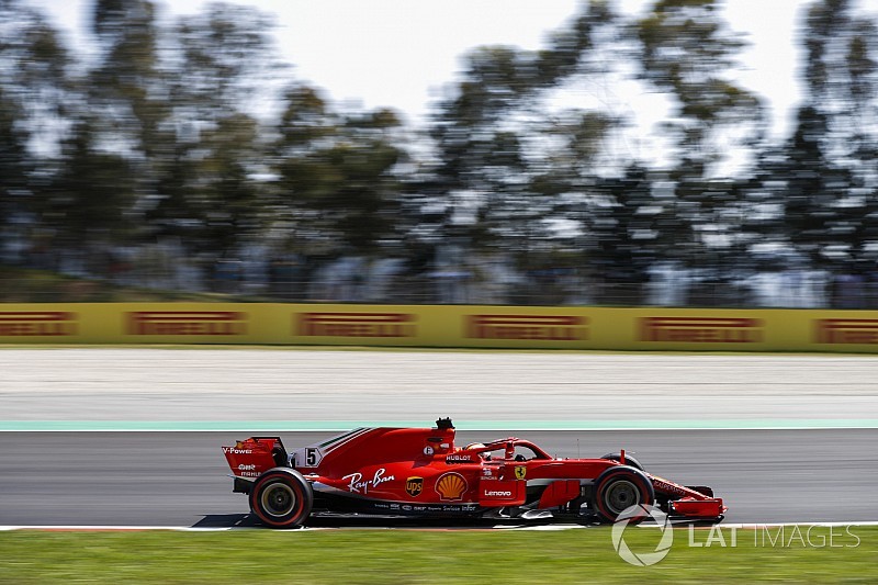 Hamilton sospecha que Ferrari redujo su ritmo el viernes en España