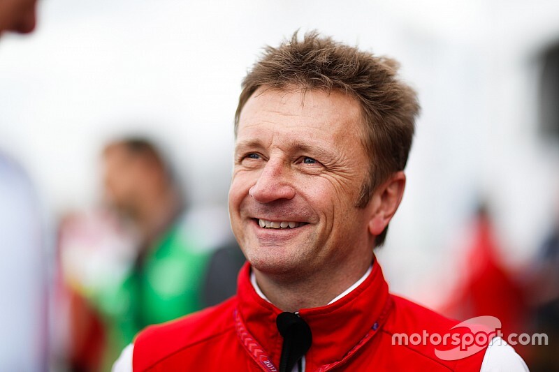 Verstappen avec les commissaires,