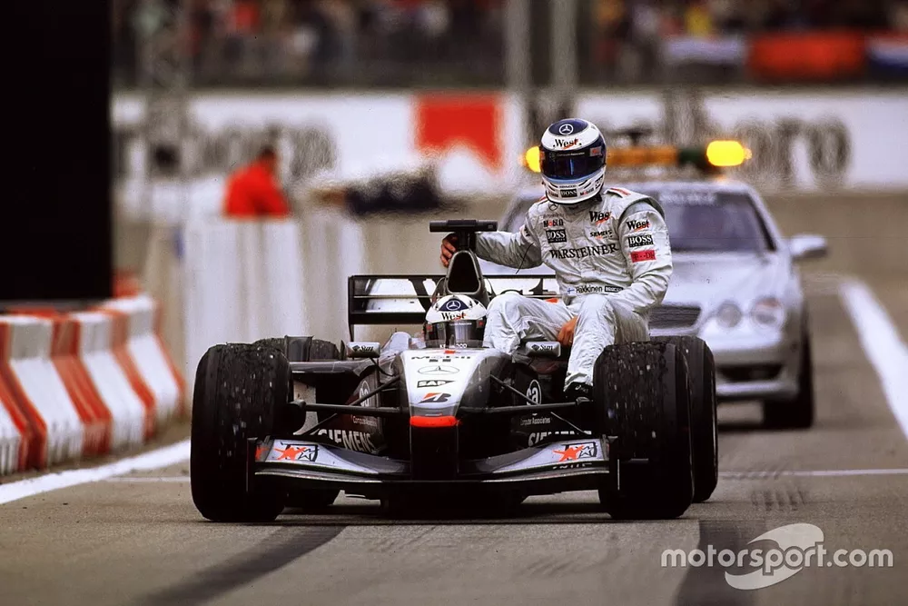  Hakkinen, McLaren gets a lift back from David Coulthard, McLaren