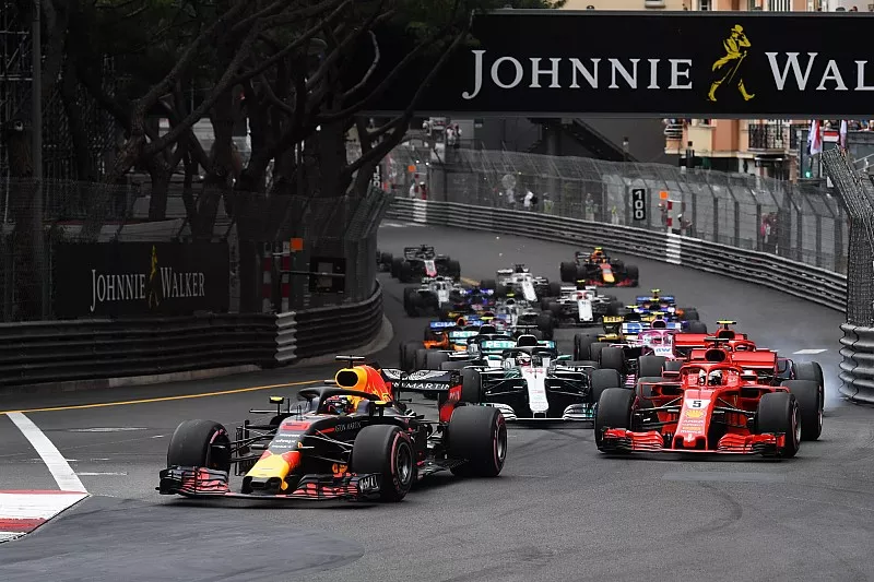 Daniel Ricciardo, Red Bull Racing RB14 lidera a Sebastian Vettel, Ferrari SF71H al inicio