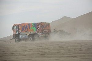 La tripulaci&oacute;n espa&ntilde;ola de camiones que fue abandonada en las dunas