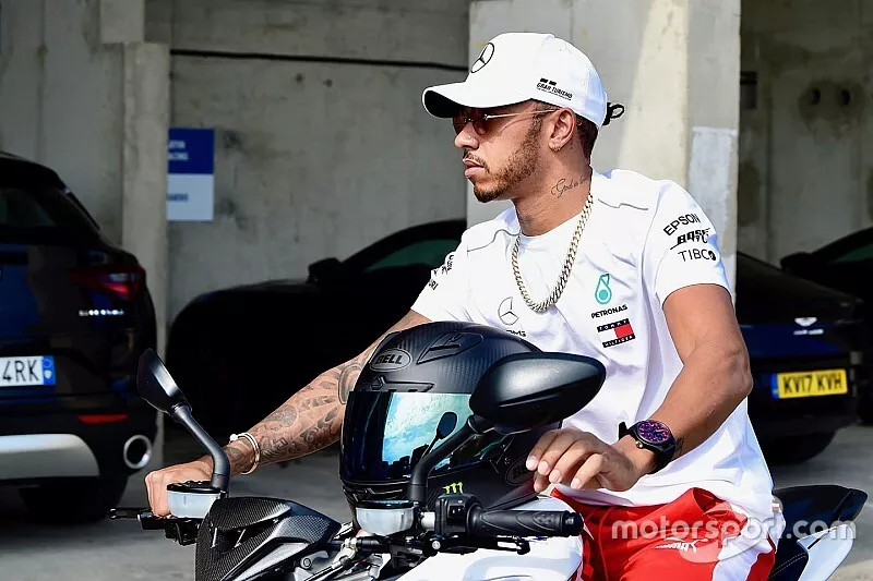 Lewis Hamilton, Mercedes-AMG F1 con su MV Agusta