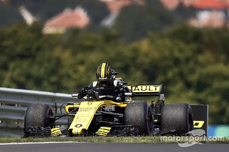 Nico Hulkenberg, Renault Sport F1 Team R.S. 18, descend de sa monoplace arrêtée en piste