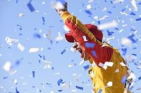 Joey Logano supera a Kurt Busch y triunfa en Talladega