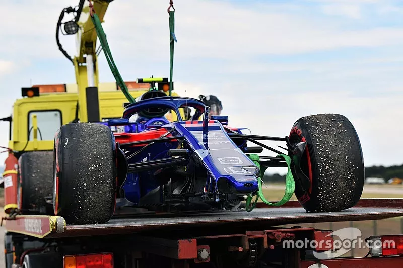 THe crashed car of Pierre Gasly, Scuderia Toro Rosso STR13 is recovered