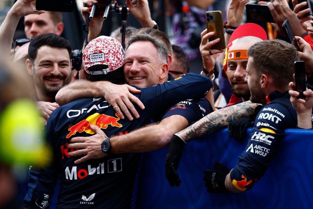 Sergio Pérez se abraza con Christian Horner tras ganar