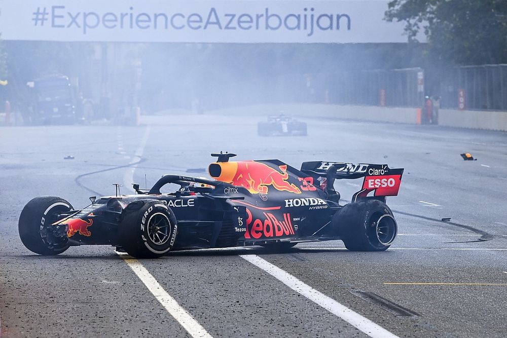 Max Verstappen, Red Bull Racing retiring after a tyre faliure 