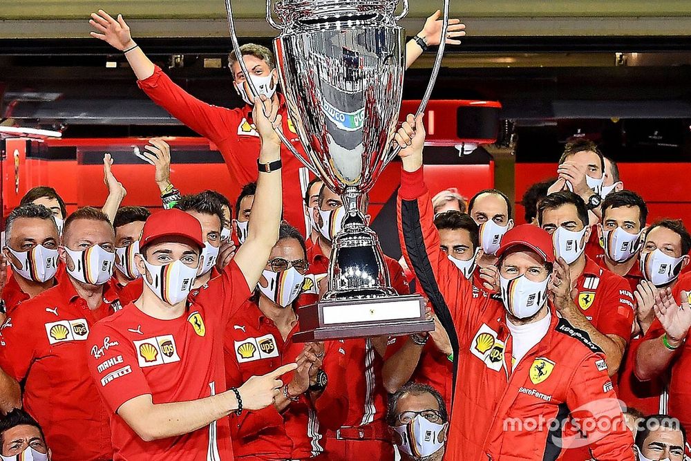 Sebastian Vettel, Ferrari e Charles Leclerc, Ferrari, con il team