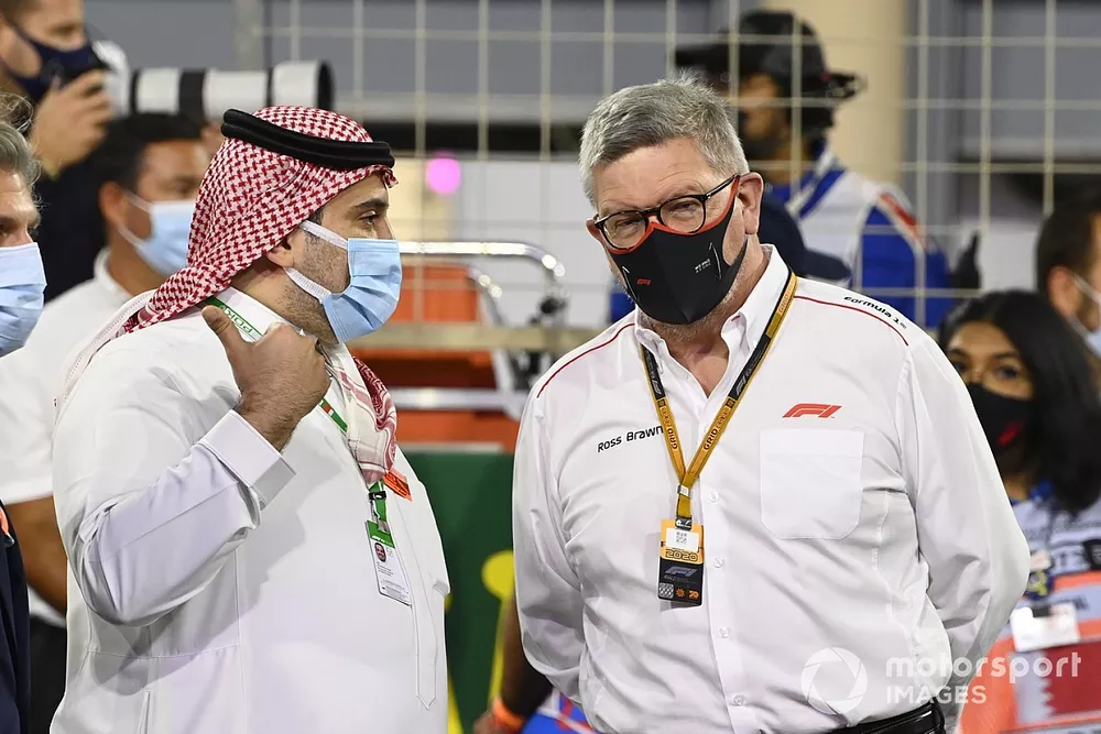 Ross Brawn, director deportivo de la F1, charla en la parrilla de Bahrein