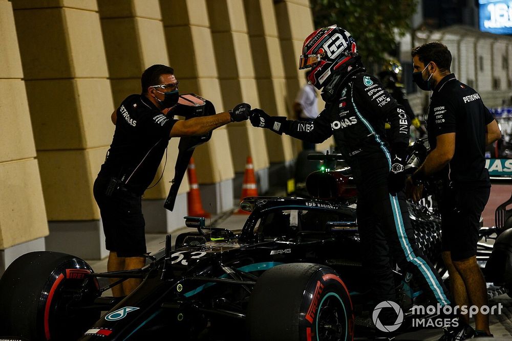 George Russell, Mercedes-AMG F1, tiba di Parc Ferme, setelah menuntaskan kualifikasi di barisan depan 