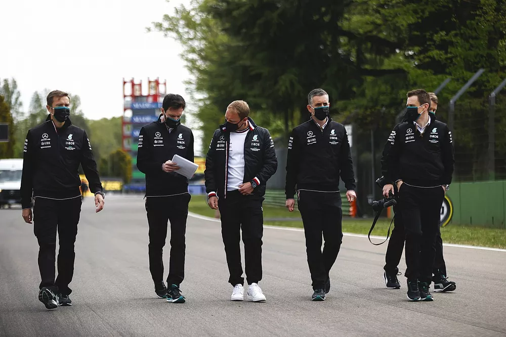 Valtteri Bottas, Mercedes, tijdens de track walk