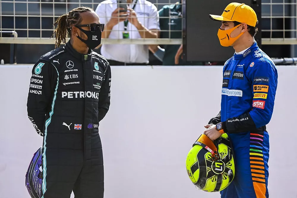Lewis Hamilton, Mercedes, con Lando Norris, McLaren 