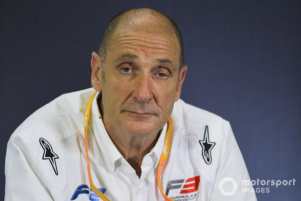 Bruno Michel en la conferencia de prensa sobre los nuevos neum&aacute;ticos de F2 