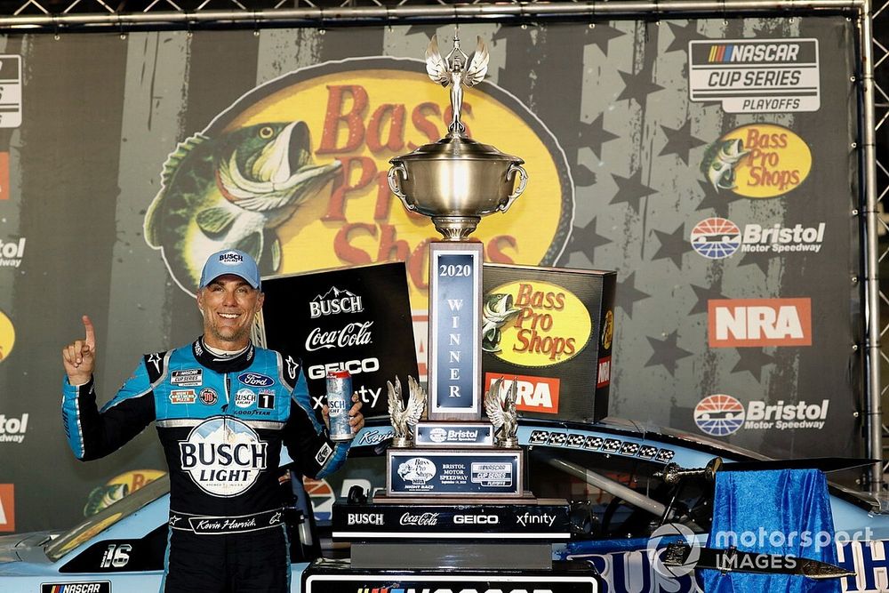 Race winner Kevin Harvick, Stewart-Haas Racing, Ford Mustang