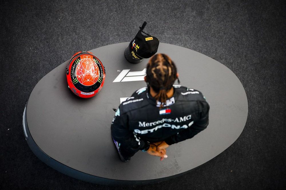 Lewis Hamilton, Mercedes-AMG F1, 1&ordf; posici&oacute;n, en el podio con su trofeo y el casco de Michael Schumacher