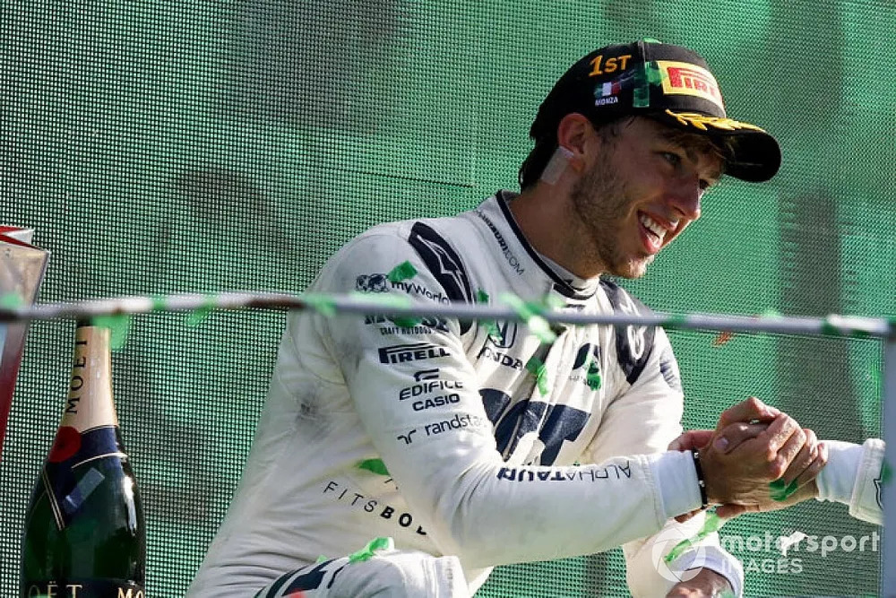 Le vainqueur Pierre Gasly, AlphaTauri, et Lance Stroll, Racing Point, 3&egrave;me position, se f&eacute;licitent sur le podium 