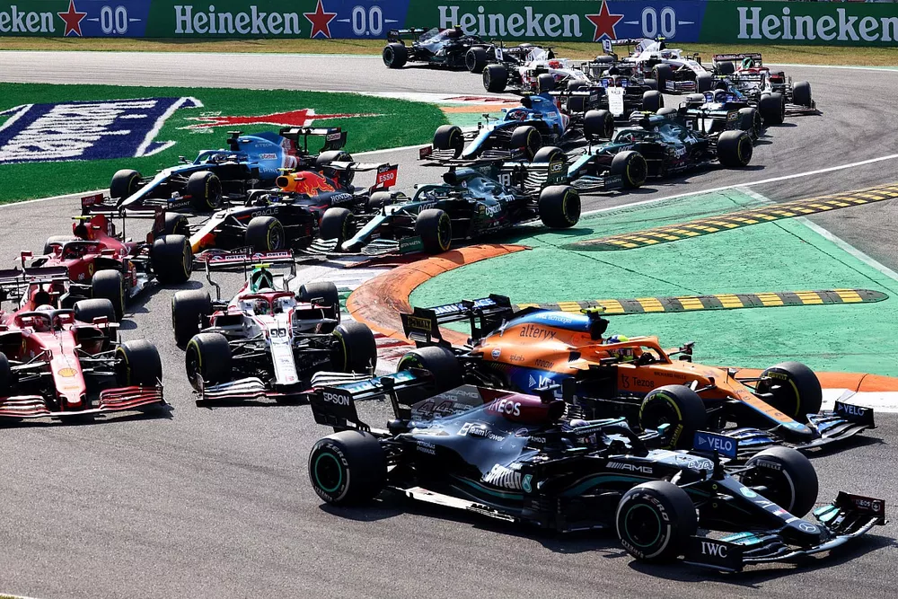 Lewis Hamilton, Mercedes W12, Lando Norris, McLaren MCL35M, Antonio Giovinazzi, Alfa Romeo Racing C41, Charles Leclerc, Ferrari SF21, Carlos Sainz Jr., Ferrari SF21, and the remainder of the field at the start