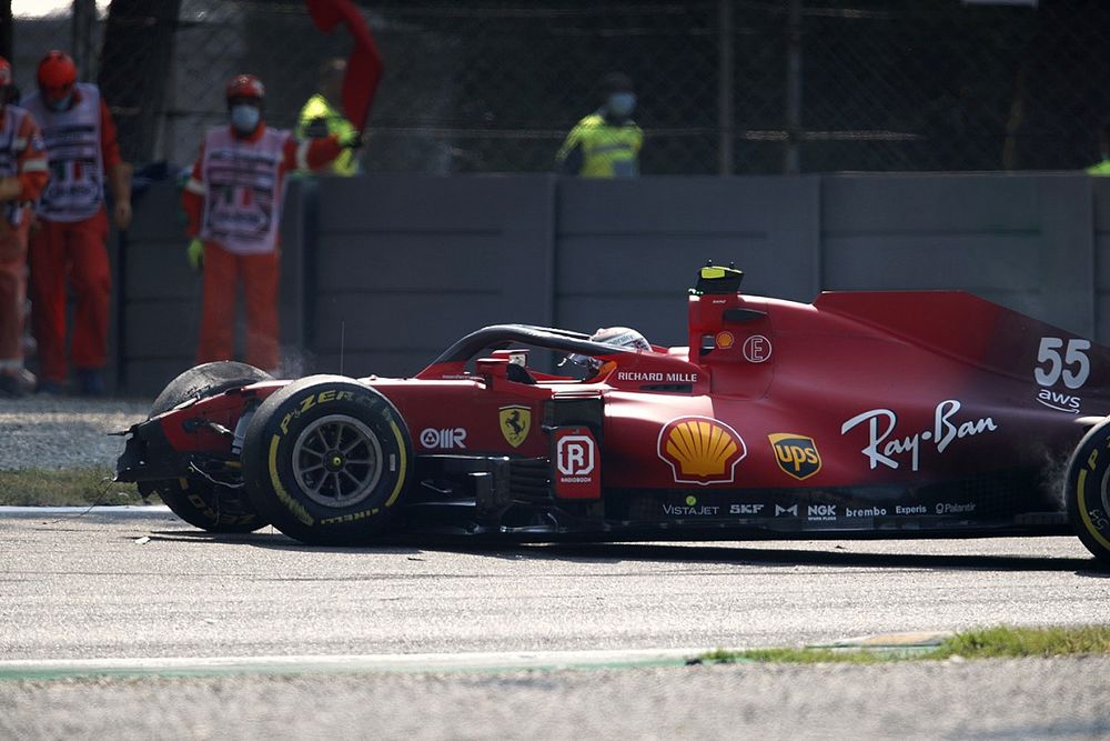 L'auto di Carlos Sainz Jr., Ferrari SF21, dopo l'incidente alla Ascari

