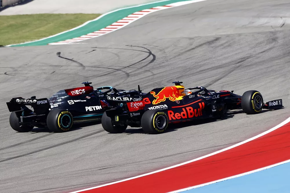 Max Verstappen, Red Bull Racing RB16B, se bat avec Lewis Hamilton, Mercedes W12