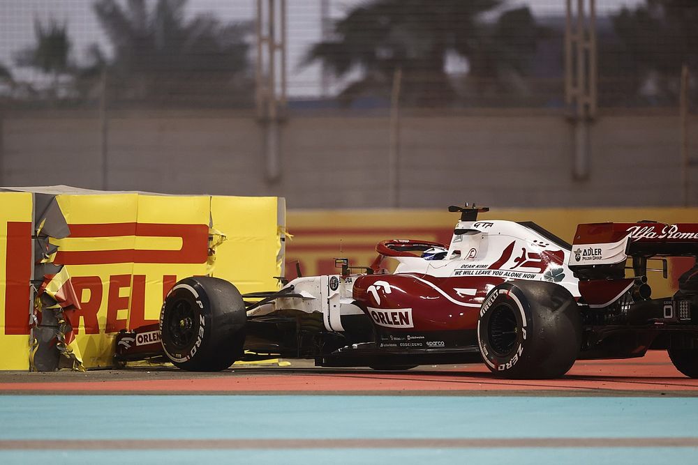 Kimi Raikkonen, Alfa Romeo Racing C41, spins off and clips a barrier