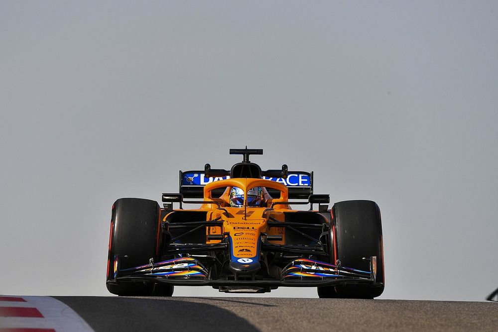 Lando Norris, McLaren MCL35M adaptado (muleto) con los Pirelli de 18 pulgadas 