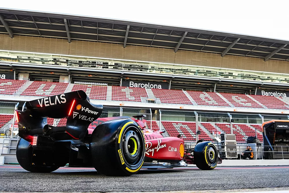 Carlos Sainz Jr., Ferrari F1-75, sale del garaje