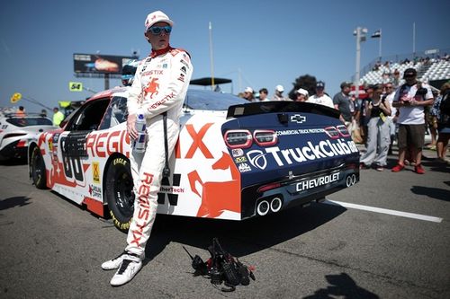 Zilisch sufre una ca&iacute;da y tiene fracturas  mientras celebraba su victoria en la Nascar