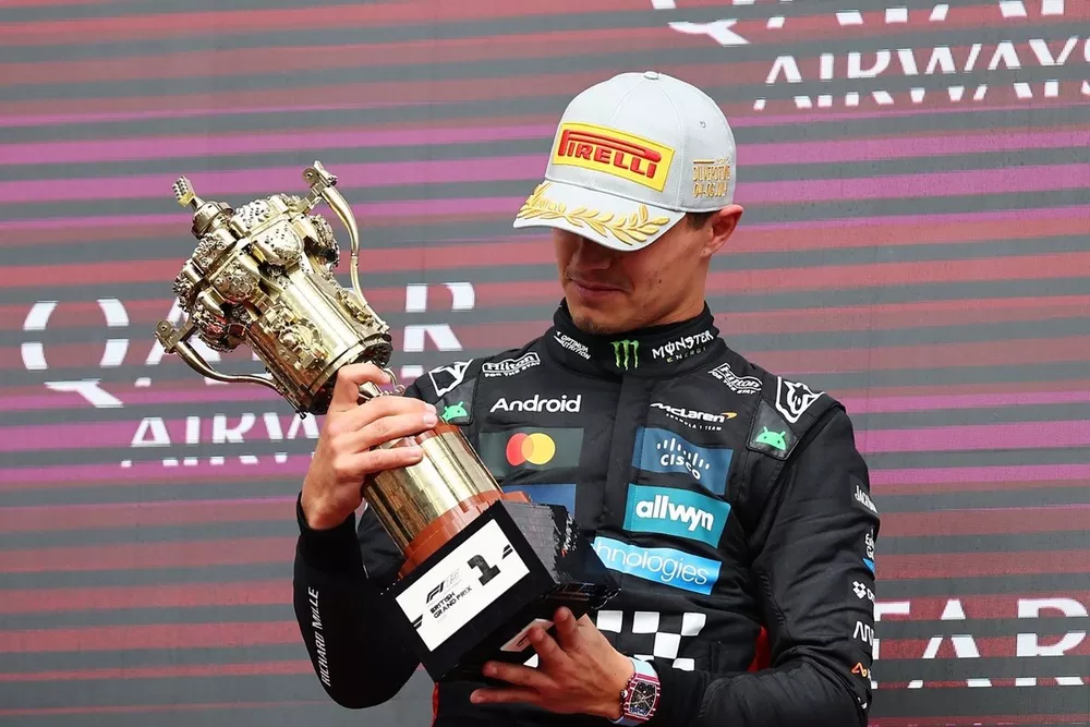 F1イギリスGPのトロフィーはなんとレゴ・ブロック製！ 熟練の”レゴ職人