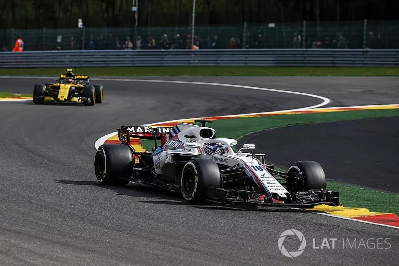 Lance Stroll, Williams FW41 ans Carlos Sainz Jr., Renault Sport F1 Team R.S. 18