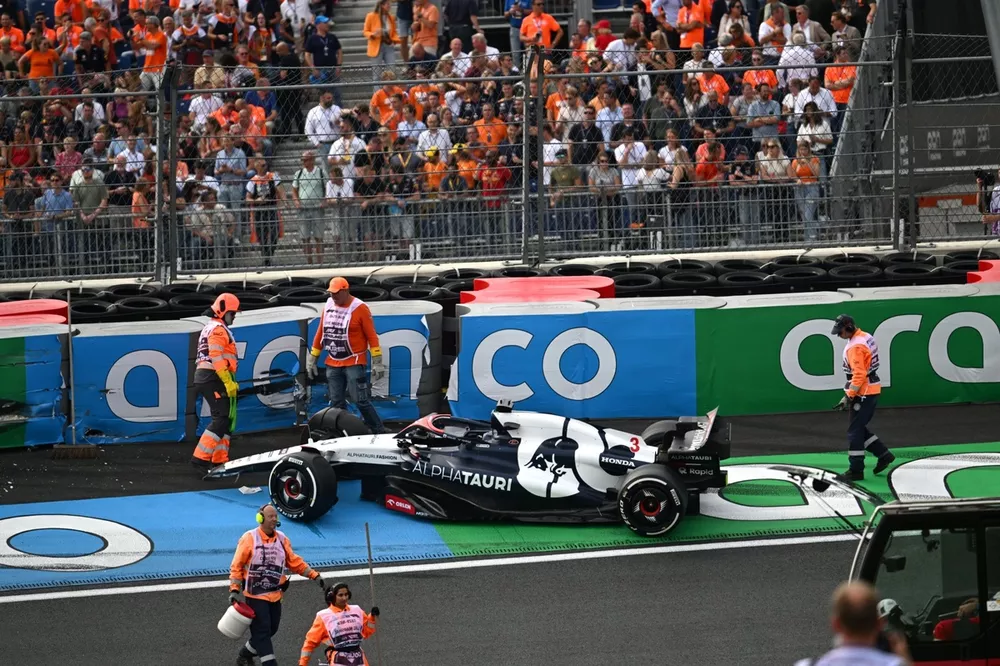 Les commissaires interviennent apr&egrave;s l'accident de Daniel Ricciardo, AlphaTauri AT04