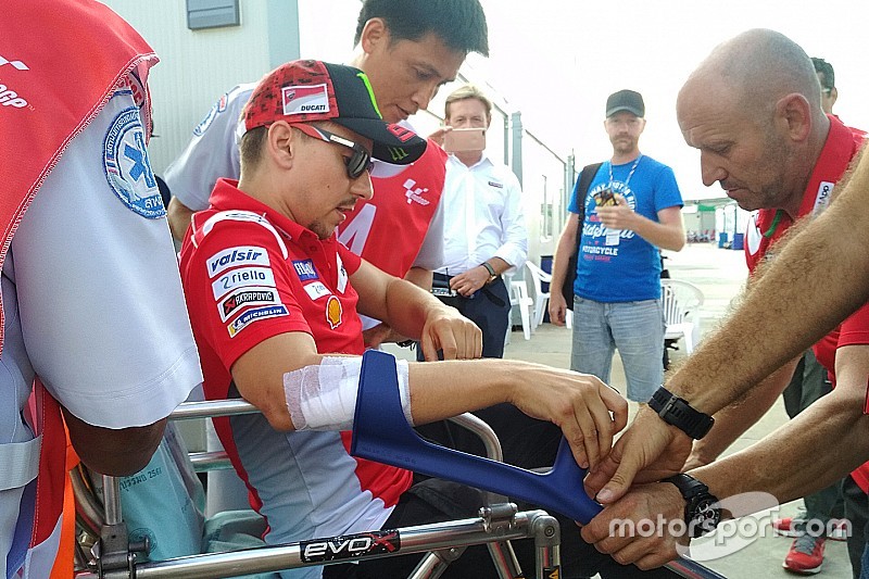 Lorenzo, operado del ligamento de la mano izquierda en Barcelona