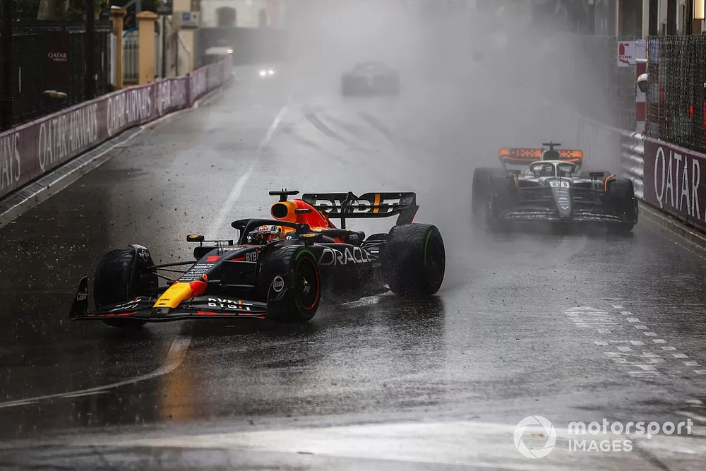 新人ピアストリ、雨のモナコGPでF1王者フェルスタッペンから走りを学ぶ