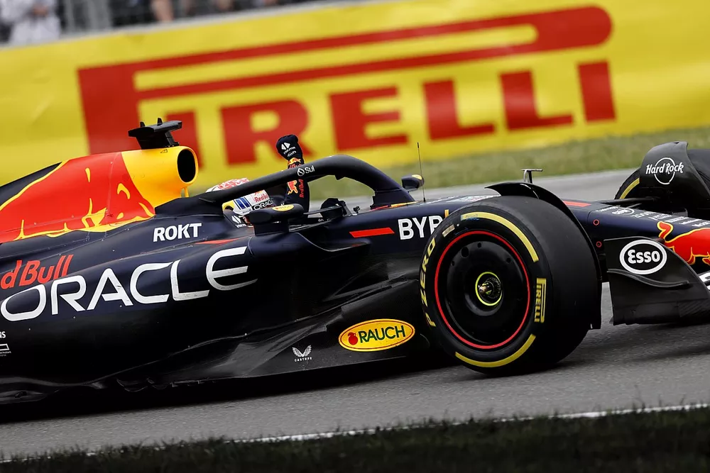 Max Verstappen, Red Bull Racing RB19, 1&ordf; posici&oacute;n, celebra de camino al Parc Ferme