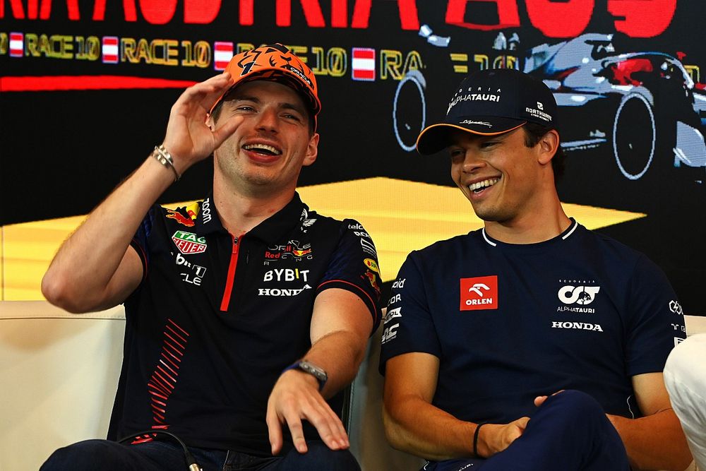 Max Verstappen, Red Bull Racing, con Nyck de Vries, Scuderia AlphaTauri, en la rueda de prensa de pilotos