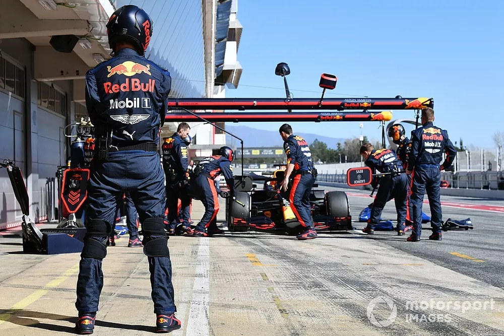 Max Verstappen, Red Bull Racing, s'arr&ecirc;te au stand