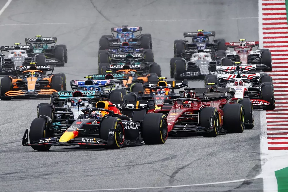 Max Verstappen, Red Bull Racing RB18, Charles Leclerc, Ferrari F1-75, Carlos Sainz, Ferrari F1-75, George Russell, Mercedes W13, the rest of the. field at the start